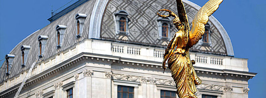 Vergoldete Figur der Siegesgöttin Victoria vor dem Hauptgebäude
